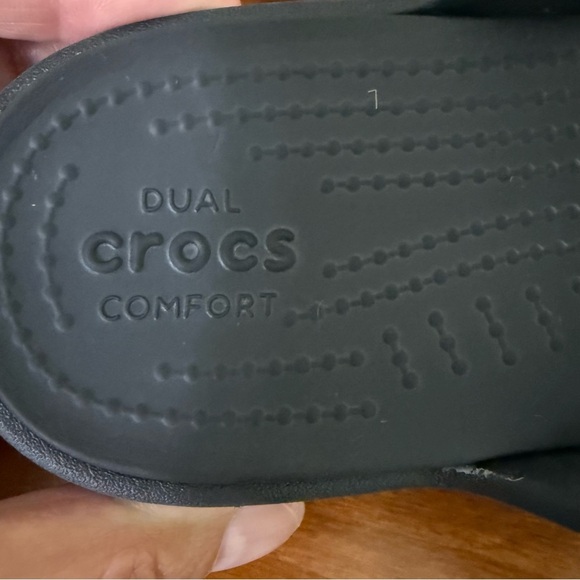 Crocs Women's Sanrah Liquid Silver Teardrop Black Flip Flop sandal size 5 shoe - Picture 9 of 13